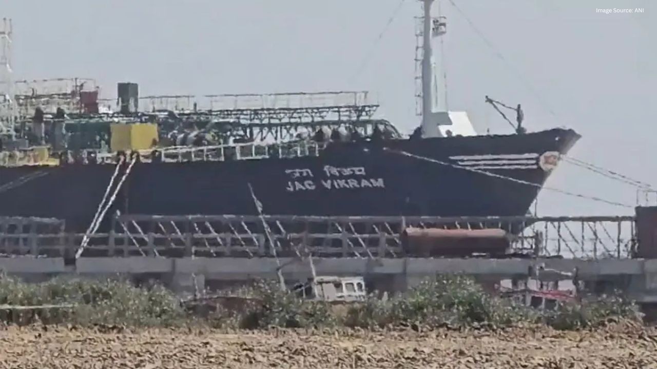 Indian LPG Vessel Jag Vikram Safely Reaches Kandla Port After Crossing Strait of Hormuz