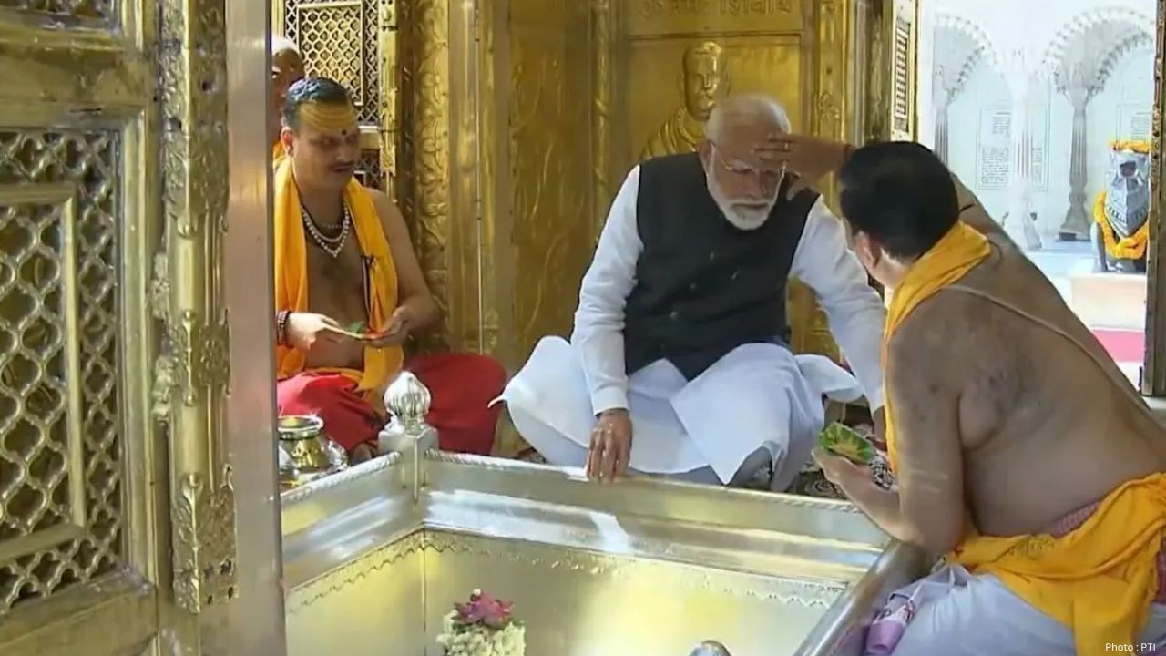 PM Modi Offers Prayers at Kashi Vishwanath Temple, Attends Women’s Gathering in Varanasi