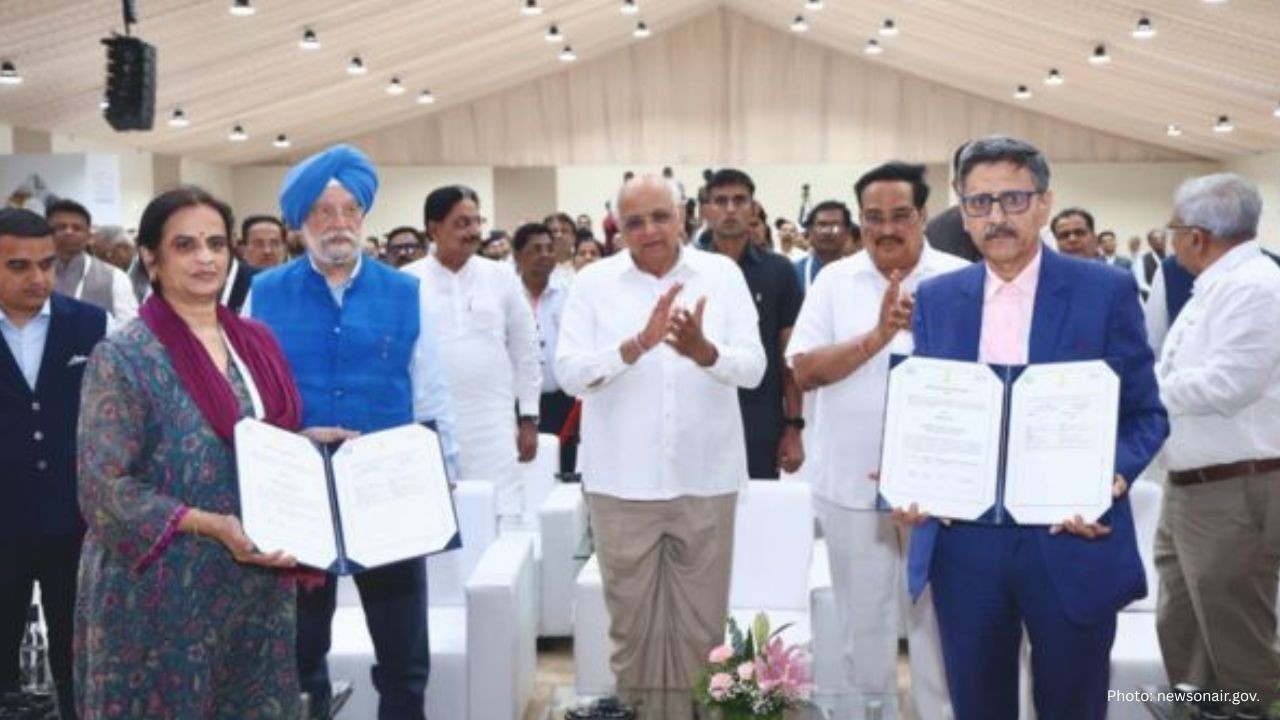 Vibrant Gujarat Regional Conference Begins in Surat, Focuses on Growth and Investment