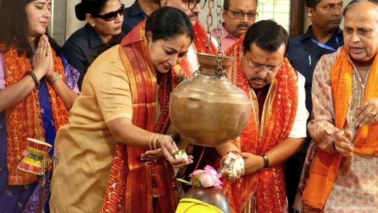 BJP Leaders Offer Prayers at Kali Bari Mandir in Delhi, Highlight Cultural Connect