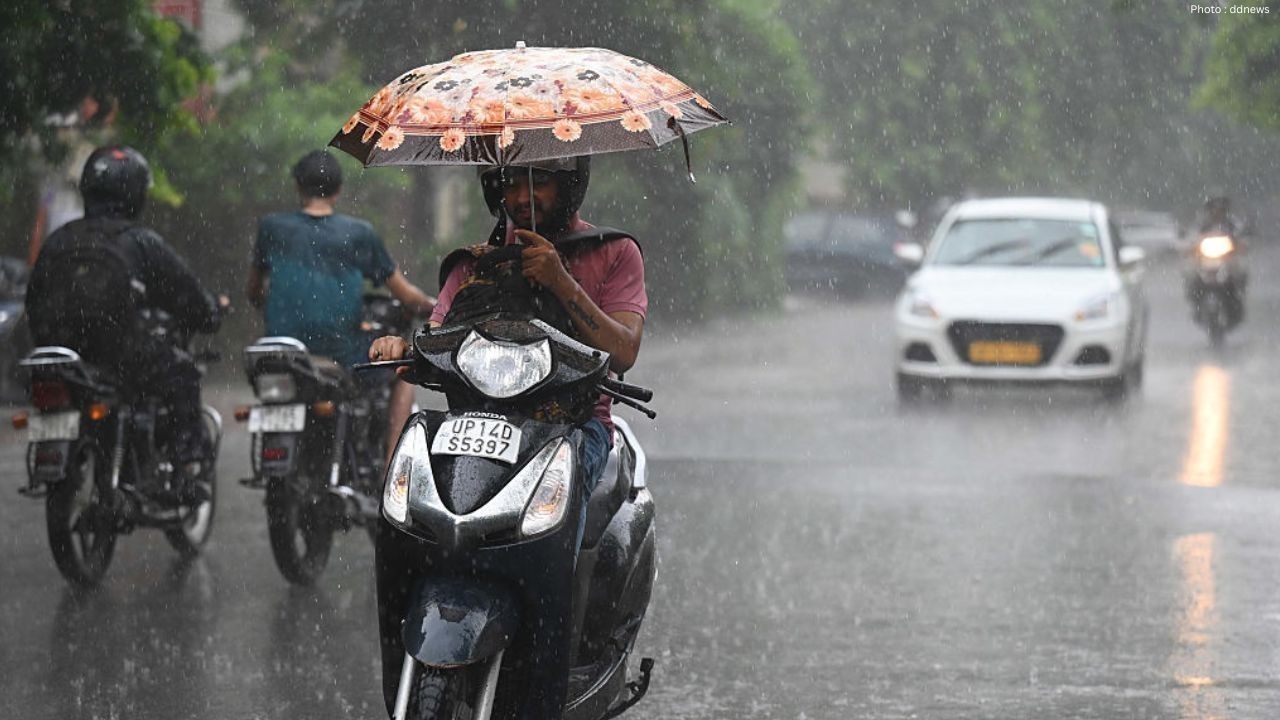 IMD Issues Heavy Rain Alert Across 10 Tamil Nadu Districts
