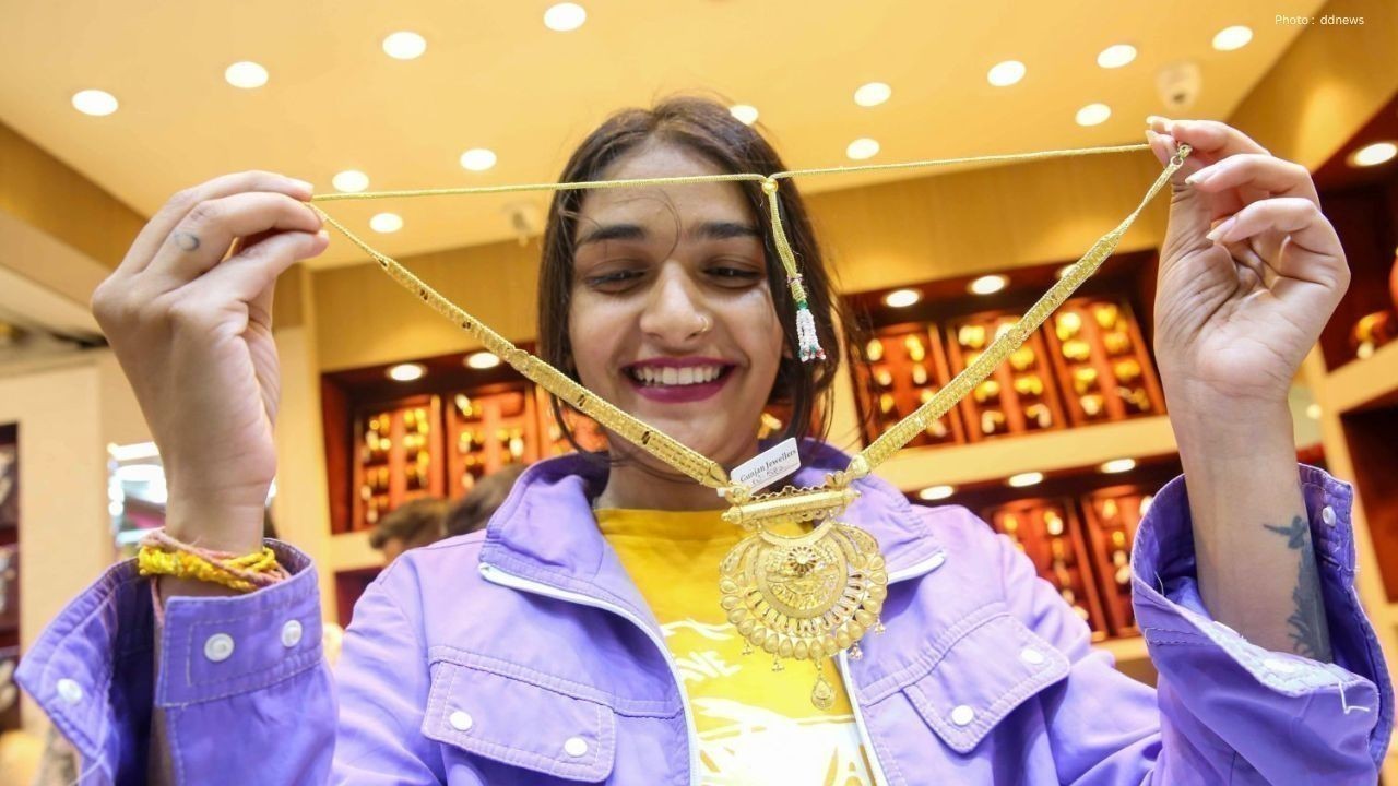 Gold and Silver Witness Sharp Decline on MCX Amid Global Market Pressure