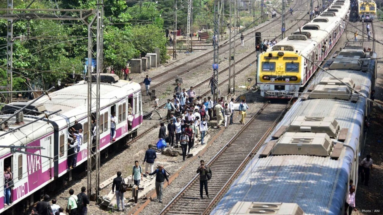 Minor Incident Causes Major Disruption on Mumbai Harbour Line