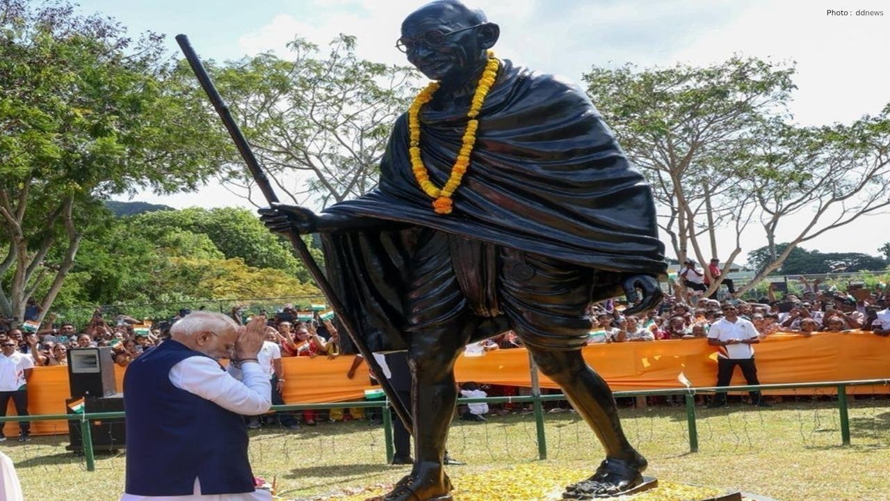 PM Modi Pays Tribute to Mahatma Gandhi, Offers Prayers at Victoria Temple During Seychelles Visit