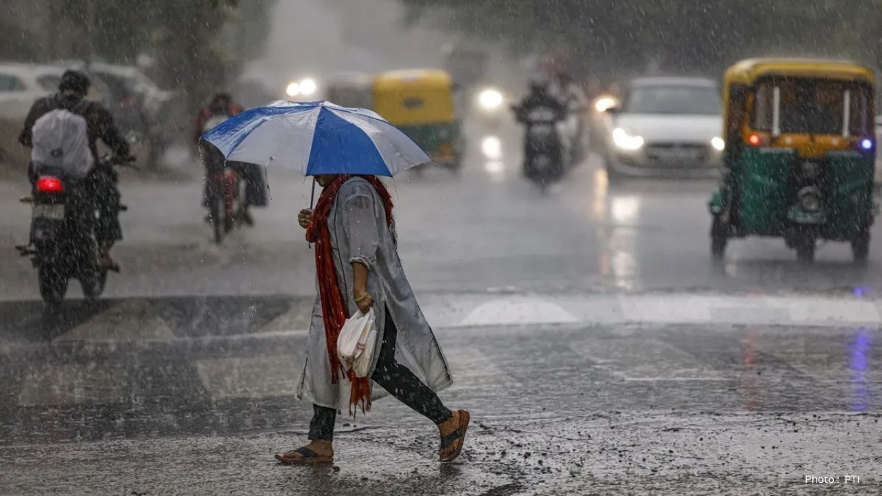 Delhi-NCR Receives Heavy Rainfall, Ghaziabad Schools Closed as Flash Floods Hit Himachal Pradesh
