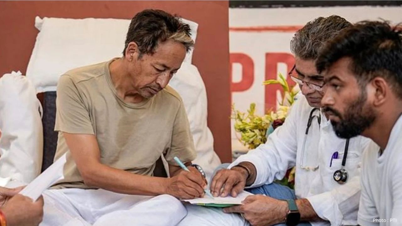 Pawan Khera Meets Sonam Wangchuk at Jantar Mantar, Raises Health Concerns